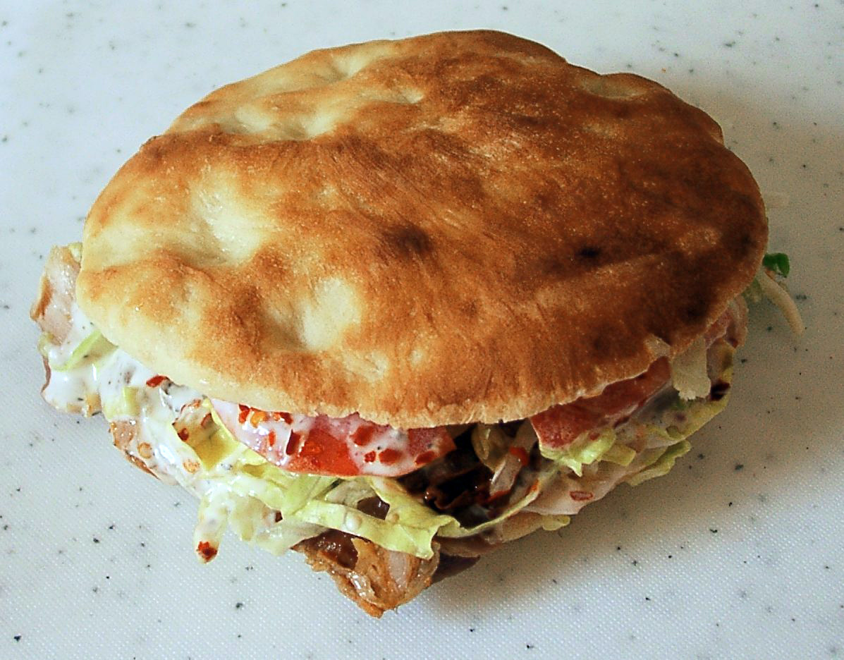 Döner im Fladenbrot mit Salat und Sauce