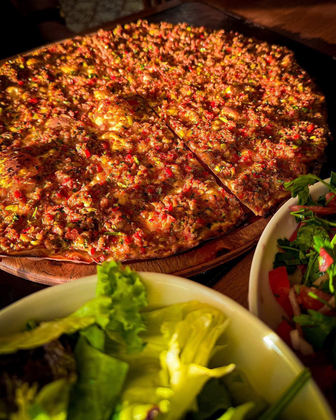 Frisch gebackener Lahmacun mit würziger Hackfleischauflage