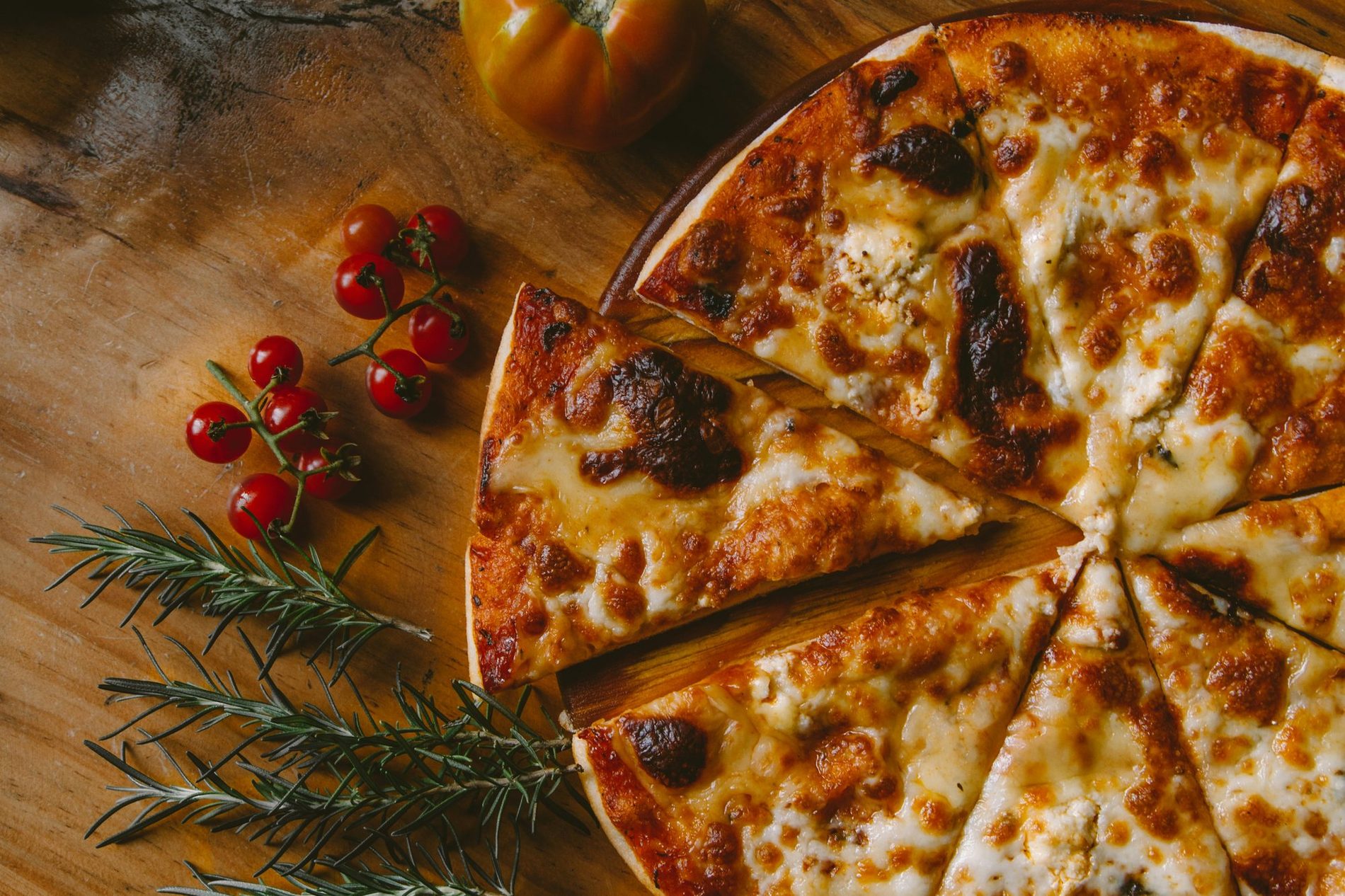 Frisch gebackene Pizza mit knusprigem Rand